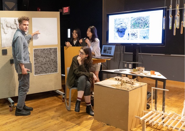 현대차·기아는 23일 미국 예술대학 로드아일랜드 디자인스쿨(RISD)과 함께 공존하는 미래 삶을 주제로 공동 연구한 프로젝트를 공개했다. 사진은 건축 디자인 부문 위기 속 공존 관련 연구 중인 모습. /현대차·기아