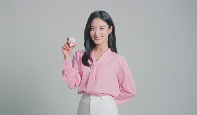 빙그레가 배우 이세영(사진)을 모델로 내세워 요플레 40주년 브랜드 역사를 담은 디지털 광고를 선보였다. /빙그레