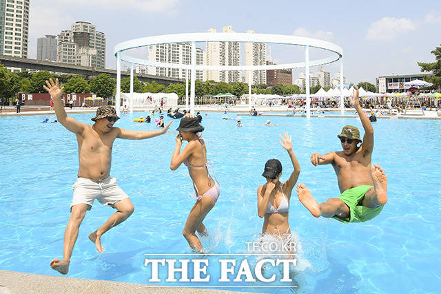 23일 오후 서울 광진구 뚝섬 한강공원 수영장을 찾은 시민들이 물놀이를 즐기고 있다./서예원 인턴기자