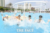 한강 야외 수영장 개장, 물놀이 즐기는 시민들 [포토]