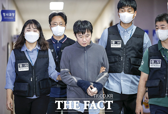신당역 스토킹 살인사건의 피의자 전주환이 얼굴이 공개된 채 서울 중구 남대문경찰서에서 검찰로 송치되고 있다. /더팩트 DB