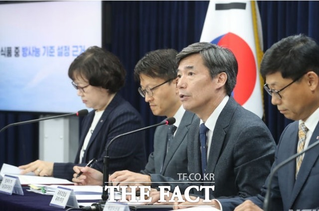 박구연 국무조정실 국무 1차장(오른쪽 두번째)이 26일 서울 종로구 정부서울청사에서 후쿠시마 오염수 방류 관련 일일 브리핑 및 향후 계획 브리핑을 하고 있다. /뉴시스