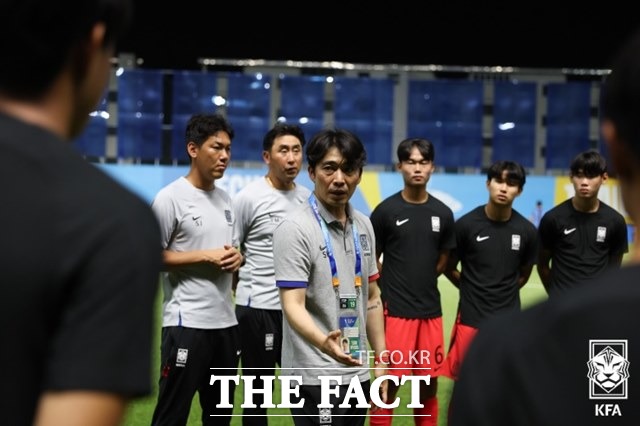 2회 연속 한국의 U-17 월드컵 본선 진출을 이끈 윤성환 감독(가운데)이 선수들에게 전략 전술을 설명하고 있다./빠툼타니=KFA
