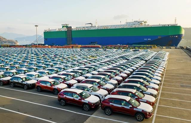 GM 한국사업장의 경우 당분간 소형 SUV 생산과 판매에 집중한다는 계획이다. 사진은 경남 창원시 마산가포신항에서 선적 대기 중인 트랙스 크로스오버 차량의 모습. /GM 한국사업장