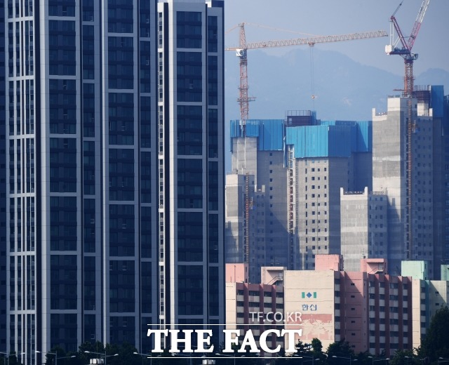 강남3구 일대에 내년 초까지 총 1만2000가구 가량의 입주 물량이 몰렸다. 서울 서초구의 한 재건축 아파트 단지 모습. /더팩트 DB