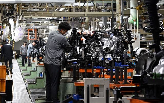 르노코리아자동차가 한국에서 전기차를 생산하기로 결정한 가운데, GM 한국사업장은 당분간 전동화 전환을 늦추기로 했다. 사진은 르노코리아 부산공장에서 작업자가 차체에 부품을 장착하고 있는 모습./르노코리아자동차