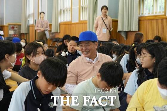 하윤수 부산시교육감이 동궁초등학교에서 진행된 부산 말하는 영어 1.1.1. 한마당 행사에 참여했다./부산시교육청.