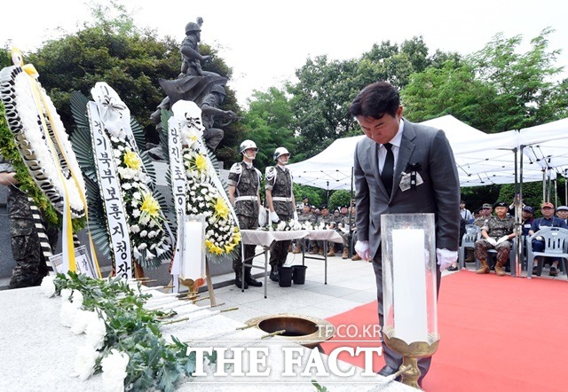 23일 김풍익 전투기념비가 있는 의정부 축석령 전투 추모식에 참석한 김동근 시장이 헌화에 이은 묵념을 하고 있다./의정부시