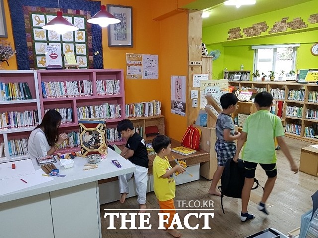 서울시 작은도서관이 이용자수 늘리기에 사활을 건다. 광진구 주택가에 위치한 아차산 아래 작은도서관 놀자 모습. /작은도서관 포털 사이트 캡처