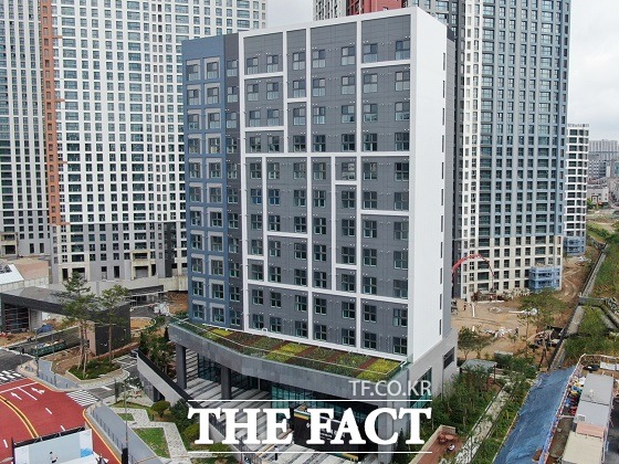 현대엔지니어링이 시공한 국내 최고층(13층) 모듈러주택인 용인 영덕 경기행복주택 전경. /현대엔지니어링