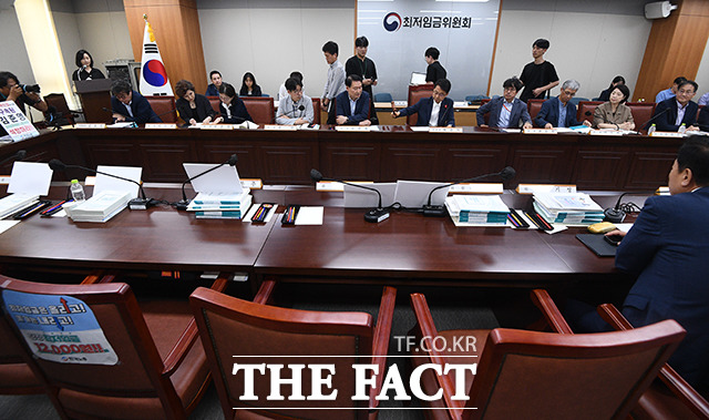 회의시작을 알리는 의사봉 두드리는 박준식 위원장...근로자위원 없이 개회된 8차 전원회의.