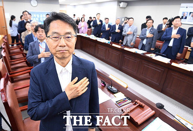 국민의례하는 박준식 위원장과 위원들.