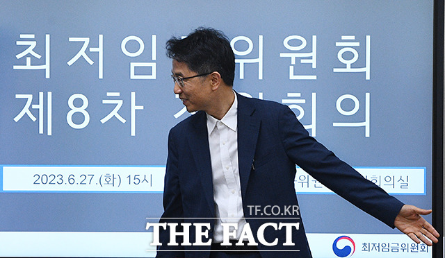 회의에 참석하는 박준식 최저임금위원회 위원장.