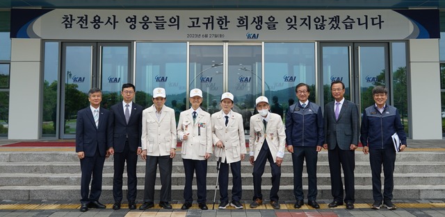 호국보훈의 달을 맞아 한국항공우주산업(KAI)은 6.25 참전용사 100여 명에게 총 2500만 원의 기부금을 전달하는 기증식을 가졌다. 강구영 KAI 사장(오른쪽 세번째)이 6.25 참전용사들과 주요 관계자와 함께 기념 촬영을 하고 있다. /한국항공우주산업
