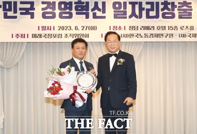 이학수 정읍시장은 “일자리 창출이 최고의 복지라는 신념으로 지역 내 일자리 창출을 위해 애써 온 성과를 인정받은 것 같아 보람이 크다”며 “앞으로도 알찬 일자리를 창출해 시민들이 살고 싶은 정읍을 만들도록 노력하겠다”고 소감을 밝혔다. / 정읍시