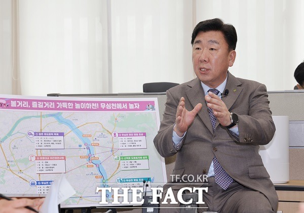 지난 3월 23일 오후 청주시청 기자실에서 열린 기자간담회에서 이범석 청주시장이 무심천변을 꿀잼 놀이하천으로 만들려는 계획을 설명하고 있는 모습. /청주시.