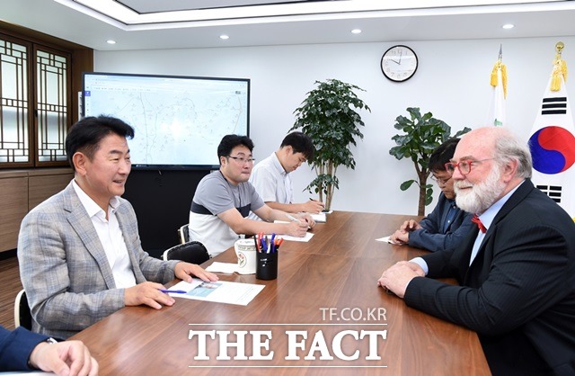 김동근 의정부시장은 28일 시청을 방문한 토머스 프레이(Dr. Thomas Frey) 다빈치 연구소장과 시장실에서 미래 청소년 교육 방향에 대해 의견을 나눴다./의정부시