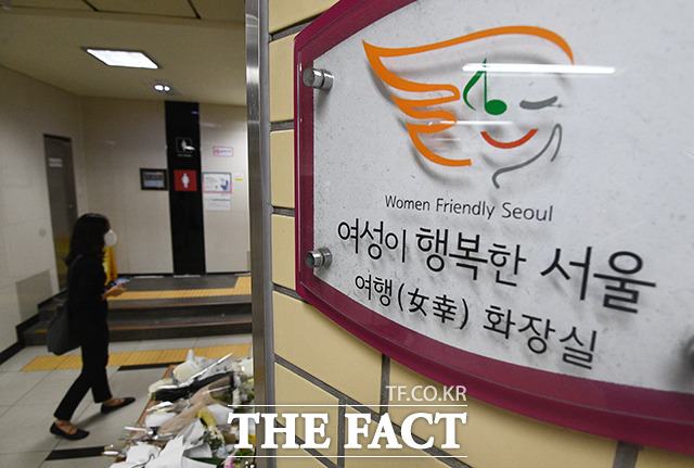 역무원 스토킹 살인사건이 발생한 지 이틀이 지난 지난해 9월 16일 오전 서울 중구 신당역 여자화장실 입구에 마련된 추모공간에 국화꽃이 놓여져있다. /이동률 기자