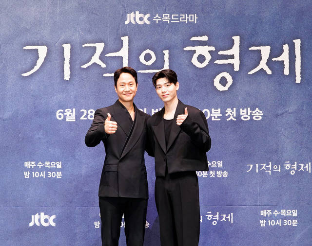 배우 정우, 배현성(왼쪽부터) 등 JTBC 새 수목 드라마 기적의 형제 주역들이 28일 온라인으로 열린 제작발표회에서 작품에 대한 기대감을 내비쳤다. /JTBC 제공