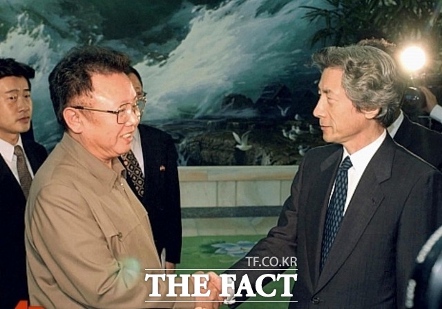 2002년 9월17일 평양을 방문한 고이즈미 준이치로(小泉純一郞) 당시 일본 총리와 북한 김정일 국방위원장이 악수를 나누고 있다. / AP. 뉴시스