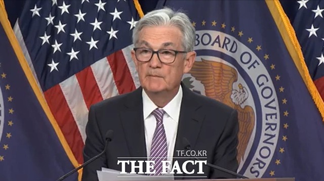 제롬 파월 미국 연방준비제도(Fed) 의장이 연방공개시장위원회(FOMC) 정례회의 후 기자회견에서 모두 발언을 하고 있다. 그는 최근 상하원 청문회 출석해 금리인상을 할 수 있다는 뜻을 분명히 밝혔다. /Fed 유튜브 갈무리