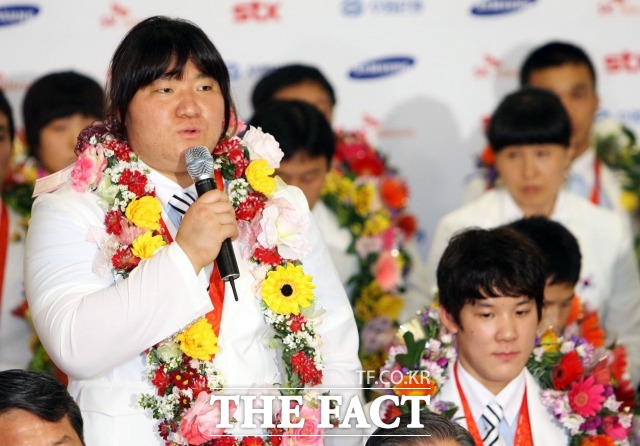 2008베이징올림픽에서 금메달을 목에 걸고 귀국한 장미란 역도 선수. /더팩트 DB