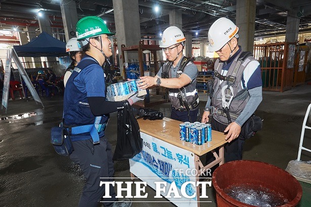 한화 건설현장에서 근로자들에게 이온 음료가 제공되고 있다. /㈜한화 건설부문