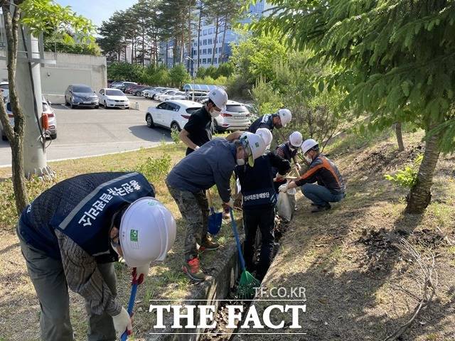 29일과 30일 전국에 많은 비가 예상됨에 따라 전국에 산사태위기경보 주의가 발령됐다. 호우 대비 배수로 점검 모습. / 산림청