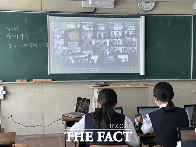 전주 근영중학교가 일본학교와 온라인을 통해 국제교류수업을 진행하는 모습. /전북교육청