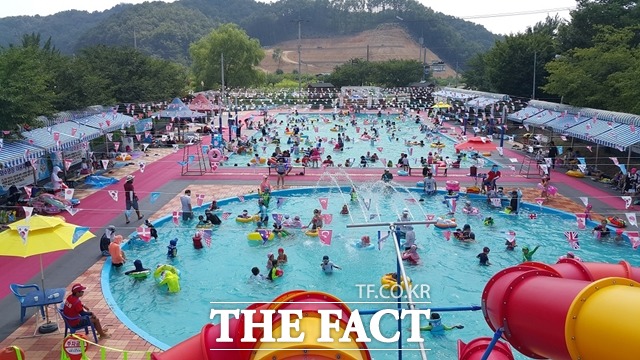 세종시 고복야외수영장에서 시민들이 물놀이를 즐기고 있다. 세종시는 오는 7월 22일 중앙공원 야외수영장을 개장한다. / 세종시