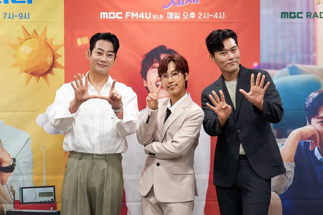 테이, 재재, 김일중(왼쪽부터)이 30일 서울 마포구 상암 MBC에서 열린 MBC 라디오 신규 DJ 기자간담회에서 포즈를 취하고 있다. /MBC 제공