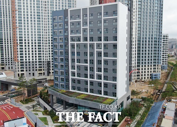현대엔지니어링이 시공한 국내 최고층(13층) 모듈러주택인 용인 영덕 경기행복주택. /현대엔지니어링