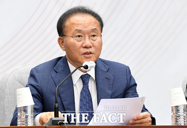 윤재옥 국민의힘 원내대표가 민주당 등 야4당의 이태원 참사 특별법 처리 방침과 관련해 세월호 특별법보다 더 명분이 없다면서 총선용 이슈로 키우려는 수순일 뿐이라고 일축했다. /남용희 기자