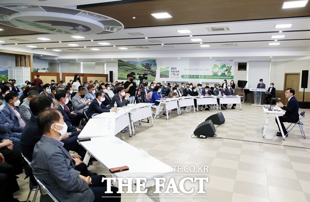 하승철 군수가 군청 대회의실에서 군민 열린토론회를 하고 있다./하동군