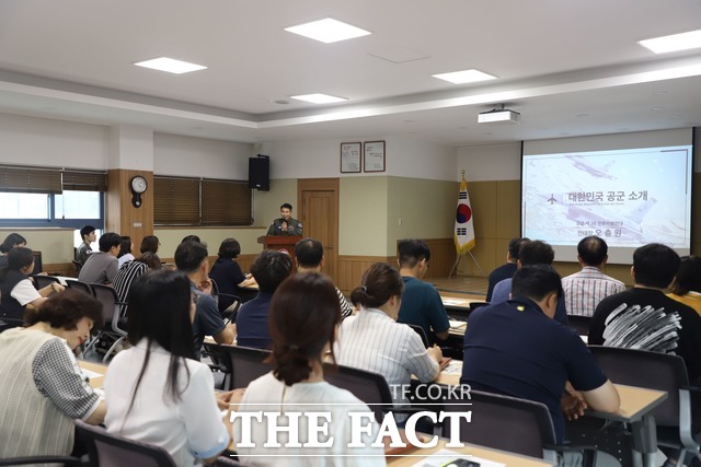 광주·전남지방병무청은 지난 28일 오충원 공군 제38전투비행전대장을 초청해 우리 공군 바로 알기 교육을 실시했다. / 광주전남병무청