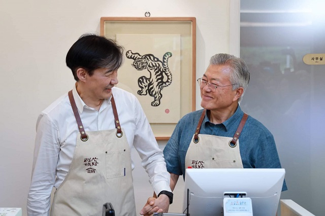 조국 전 장관은 지난달 10일 페이스북에 문재인 정부의 모든 것이 부정되고 폄훼되는 역진과 퇴행의 시간 속에서 무엇을 해야 하는지 고민하고 있다며 지도도 나침반도 없는 길 없는 길을 걸어가겠다고 썼다. /조 전 장관 페이스북 갈무리