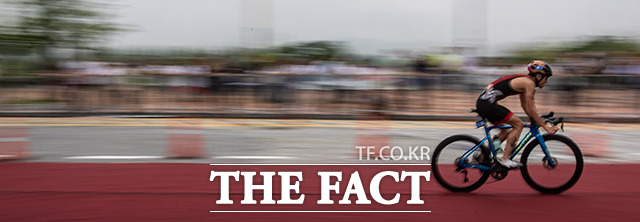 트라이애슬론 사이클 종목에는 속도를 가장 빠르게 낼 수 있는 로드 자전거만 허용이 된다.