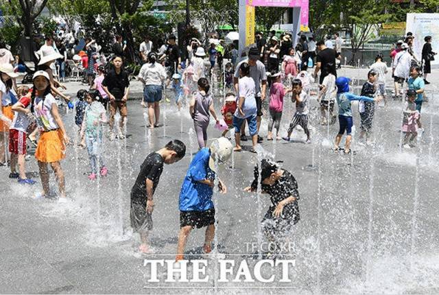 서울에 올해 첫 폭염특보가 발효된 지난 18일 서울 광화문광장에서 어린이들이 물놀이를 즐기고 있다. /남용희 기자