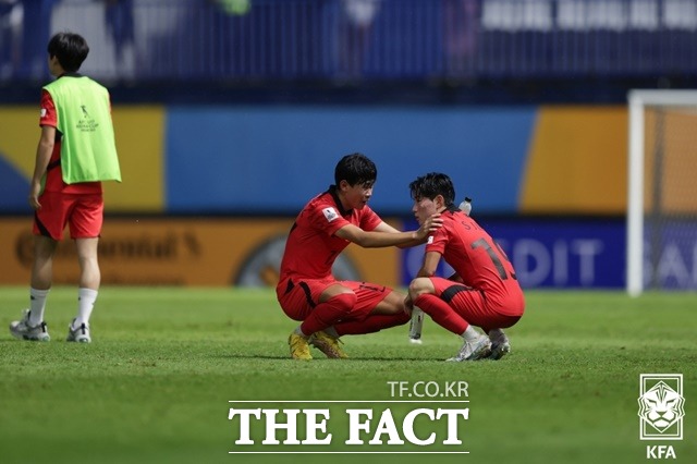 2일 일본과 AFC U-17 아시안컵 결승전에서 주심의 황당 판정으로 0-3 패배를 당한 한국선수들이 허탈한 표정을 감추지 못하고 있다./빠툼타니(태국)=KFA