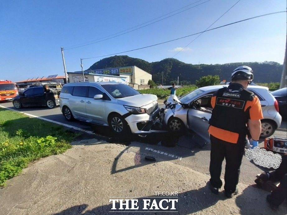 1일 오후 4시 54쯤 영천시 서산동의 한 교차로에서 모닝 차량과 카니발 차량이 충돌하는 사고가 발생했다./ 경북소방본부