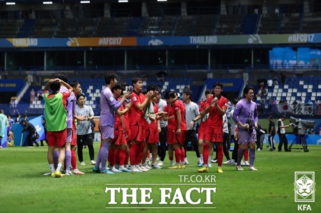설욕을 별렀던 한일전에서 또 0-3 패배를 당한 한국선수들은 오는 11월 인도네시아에서 열리는 FIFA U-17 월드컵 본선 진출 티켓을 획득, 명예회복의 기회를 갖고 있다./빠툼타니=KFA