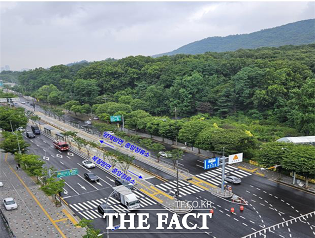 서울 헌릉로의 청계산입구 교차로에서 내곡 IC까지 구간에 중앙버스전용차로가 개통한다. 서울에서 처음으로 11자형 중앙정류소가 도입된 탑성마을~안골마을 앞 정류소. /서울시