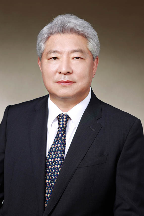 김홍일(67) 신임 국민권익위원장은 권익위가 정치적 편향 논란에서 벗어나 공정성과 중립성을 회복해야 한다고 취임 일성을 밝혔다. /권익위 제공