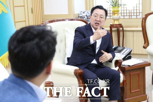 이장우 대전시장이 시청기자단과 인터뷰를 하고 있다. / 대전시지역언론사 기자단