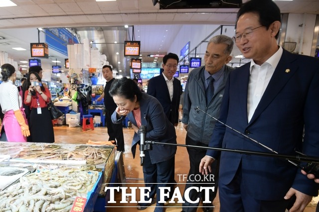 박세형 수협노량진수산 대표이사와 김영선 국민의힘 의원, 류성걸 국회 기획재정위원회 간사(왼쪽부터)가 30일 오전 최근 후쿠시마 원전 오염수의 해양 방류 문제로 어려움을 겪는 서울 동작구 노량진수산시장을 방문해 대화하는 모습. 김 의원은 안심하라는 취지로 수조에 담긴 바닷물을 마셨다. /서예원 인턴기자