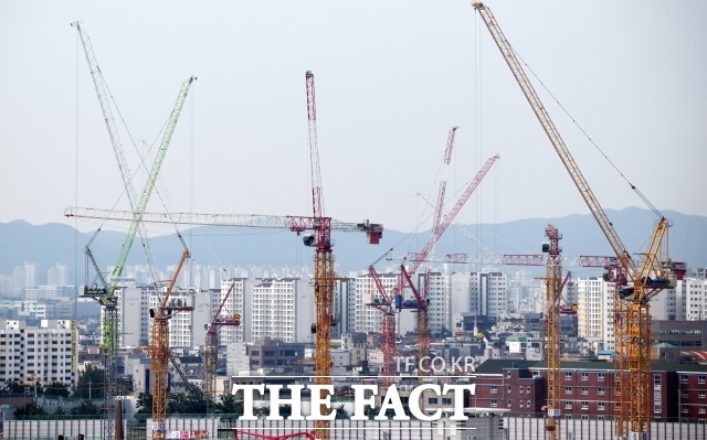한국건설산업연구원이 집계하는 건설경기실사지수가 지난달 전월보다 12.0포인트 개선된 78.4를 기록했다. 수도권의 한 아파트 건설현장 모습. /더팩트DB