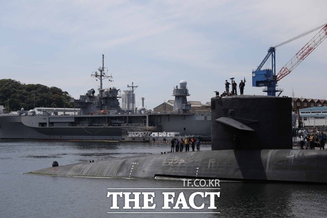 미해군의 오하이오급 핵추진 잠수함 미시건함의 승조원들이 2일 일본 요코스카항에서 잠수함 세일과 갑판 위에 서 있다. /미해군 7함대 트위터 캡쳐