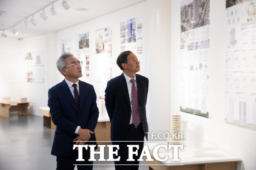 왼쪽부터 이희학 목원대 총장과 김욱 배재대 총장이 두 대학의 연합 건축전을 관람하고 있다.