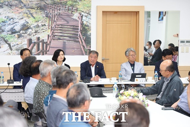 이승화 산청군수가 주민들과 소통을 위한 현장 행정 일환으로 읍면 순방에 나섰다./산청군