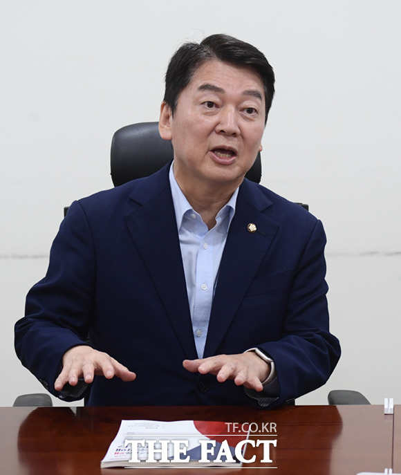 안철수 국민의힘 의원은 4일 일본의 후쿠시마 오염수 방류와 관련해 과학과 국민 정서는 별개라면서 과학적으로 안전하다는 결론이 나오더라도, 정부가 책임감을 갖고 설득 노력을 기울여야 한다고 당부했다. 안 의원이 지난달 14일 국회 의원회관에서 열린 전기료 왜 올릴 수 밖에 없었나 토론회에 참석해 발언하는 모습. /이새롬 기자